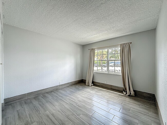 Building Photo - 337 Kenilworth Blvd