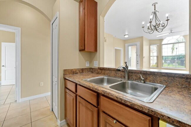 Building Photo - "Charming 3-Bed, 2-Bath Condo Oasis in Orlando – 1,000 Sq Ft of Comfort!"
