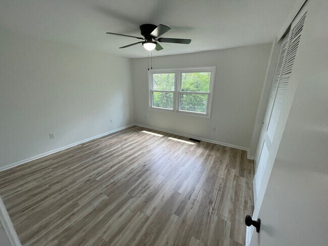 Building Photo - Fully Furnished Mid Term Near Shelbyville Country Club!