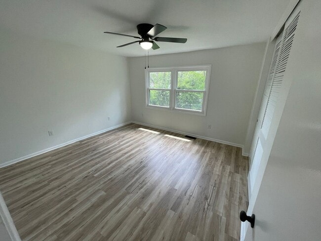 Building Photo - Modern Design Condo Near Shelbyville Country Club!