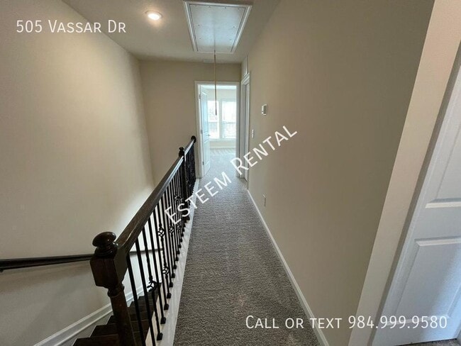 Building Photo - 505 Vassar Dr