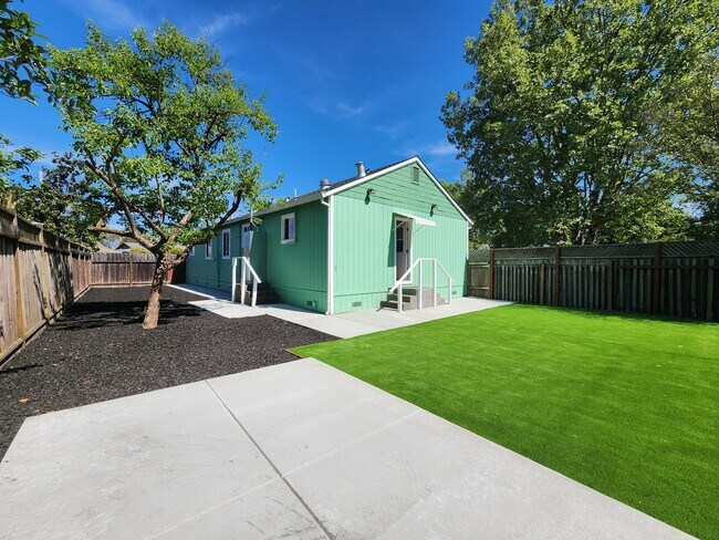 Building Photo - 3 Bedroom Home in NW Santa Rosa