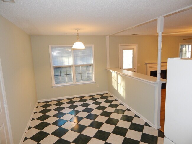 Building Photo - Adorable!!  Centrally located on quiet Cul-de-Sac