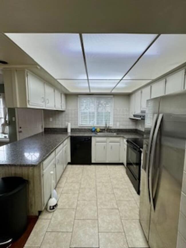 Building Photo - Beautiful 4 Bedroom Townhome