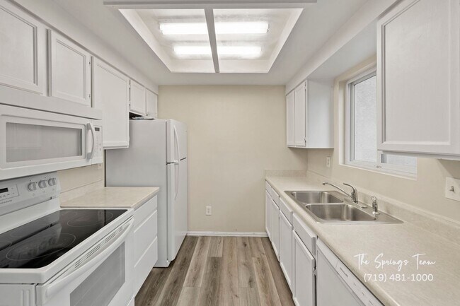 Building Photo - La Jolla 2BD Two-Story Townhome convenient...