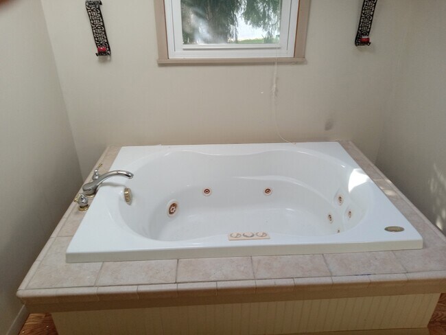 Building Photo - 1700 Manchester Ave NW