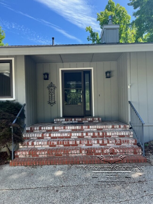 Building Photo - 13285 Sugarbush Ct