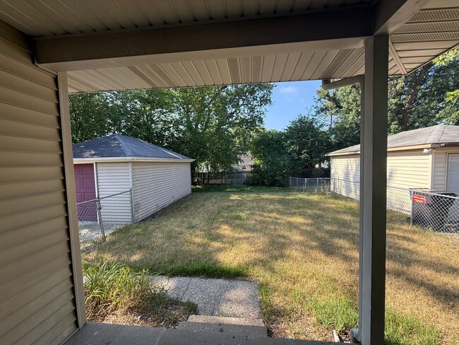 Building Photo - Beautifully Updated 2 Bed, 1 Bath Home for...