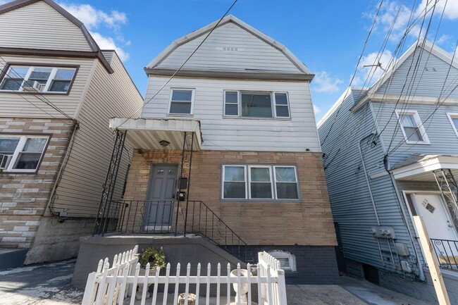 Primary Photo - 327 Columbia Ave