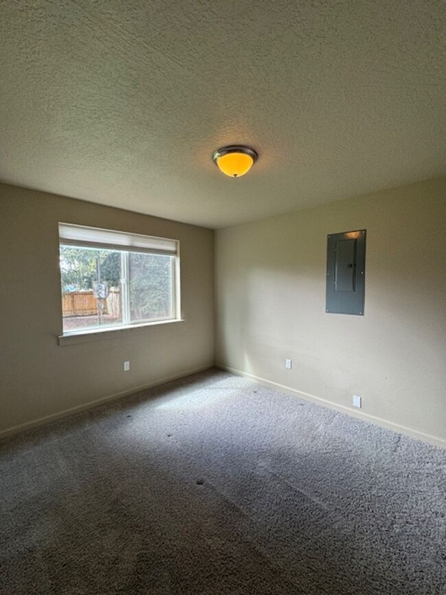 Building Photo - Pet Friendly Charming Remodeled 2 Bedroom ...