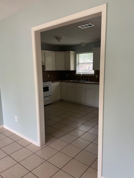 Building Photo - 500 Pee Jay Cv