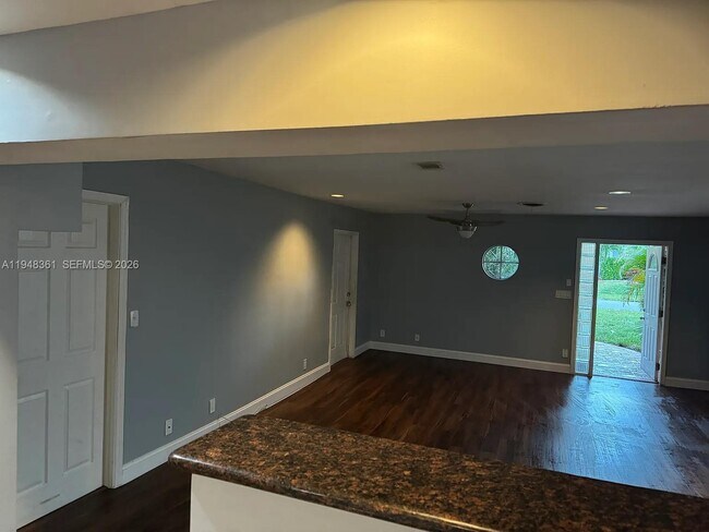 Building Photo - 812 SE 14th Ct