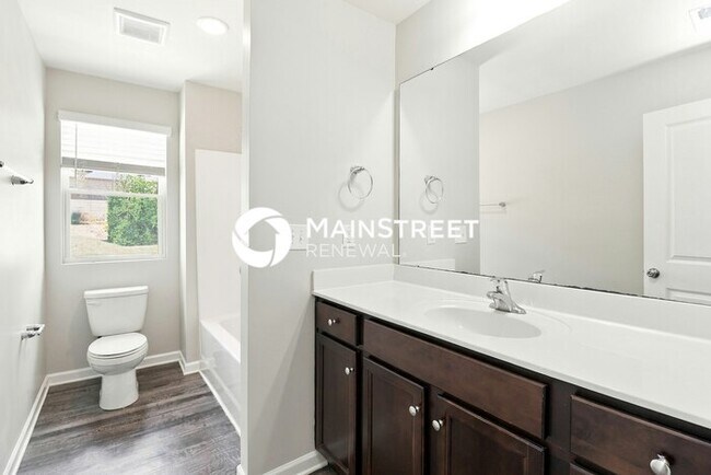 Building Photo - 4 Bedroom Pet-Friendly Home in Charlotte, NC with Main Street Renewal