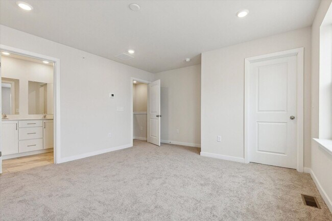 Building Photo - Brand New River Pointe townhome with modern finishes, flexible living space, and a prime location...