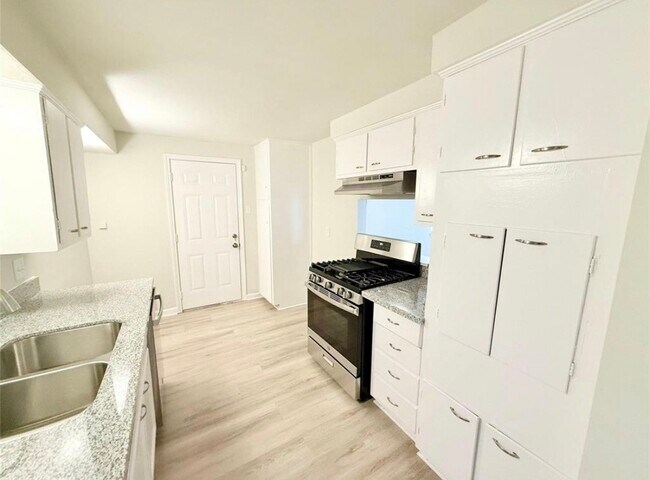 Building Photo - 14106 White Heather Dr