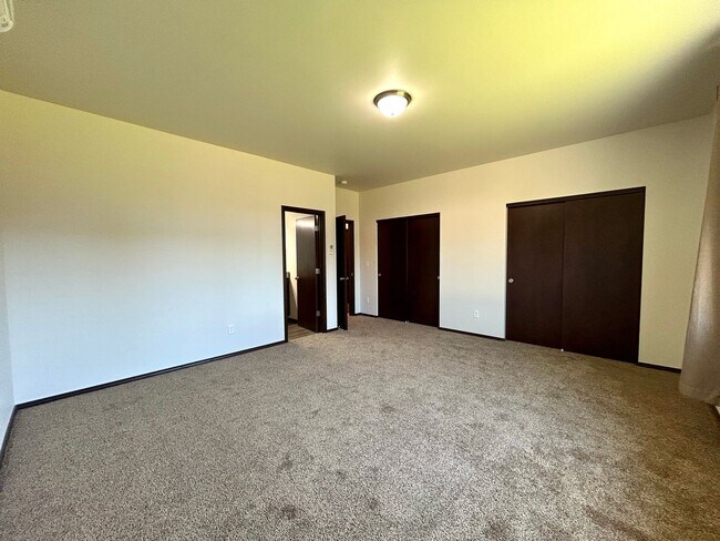 Building Photo - Beautiful Home with Quartz Countertops!