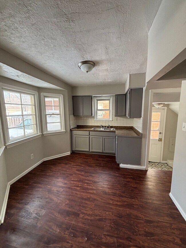 Building Photo - 3057 Livingston Rd