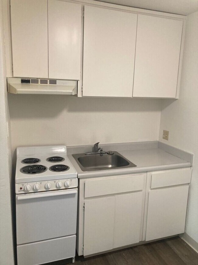 Building Photo - Great Studio unit and great location!