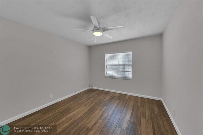 Building Photo - 160 Cypress Club Dr