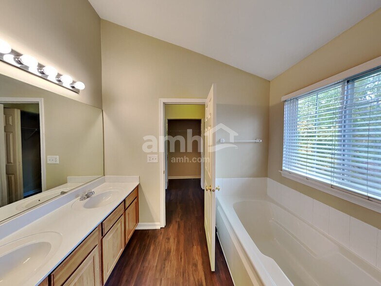 Building Photo - 2670 Spinnaker Dr