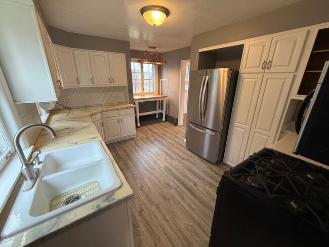 Building Photo - 4 bedroom, 2bath