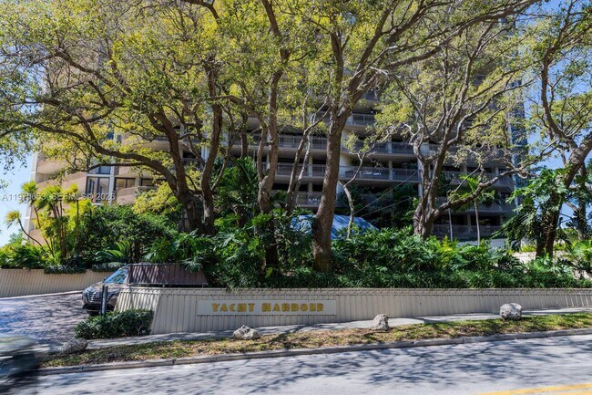 Building Photo - 2901 S Bayshore Dr