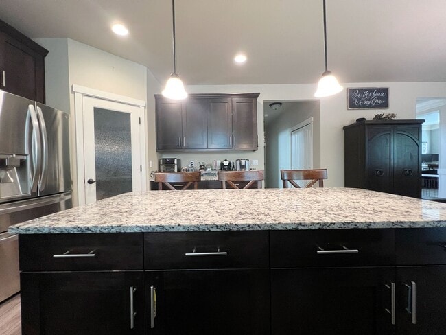 Building Photo - 4 Bedroom Home Bordering Covington and Kent