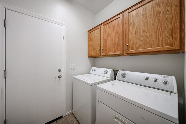 Building Photo - Charming 4 Bed 2 bath 2 Car Garage Home in...