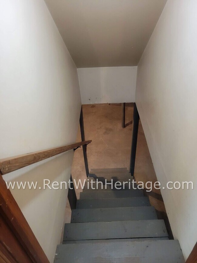 Building Photo - GRAMPA'S BUNGELOW - AWESOME BRICK RANCH WITH FULL UNFINISHED BASEMENT / GREAT LOCATION