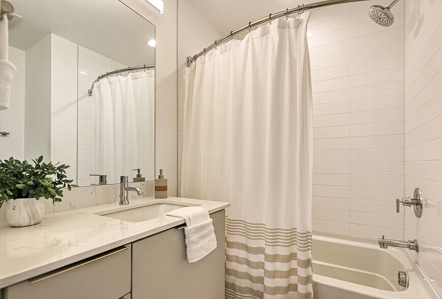 A bath in the middle of 2 bedrooms on the third floorhared bath on the 3rd floor - 818 N 47th St