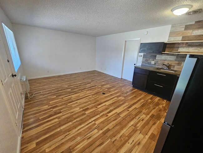 Building Photo - 1 Bedroom 1 Bath Triplex Unit in Los Molinos!