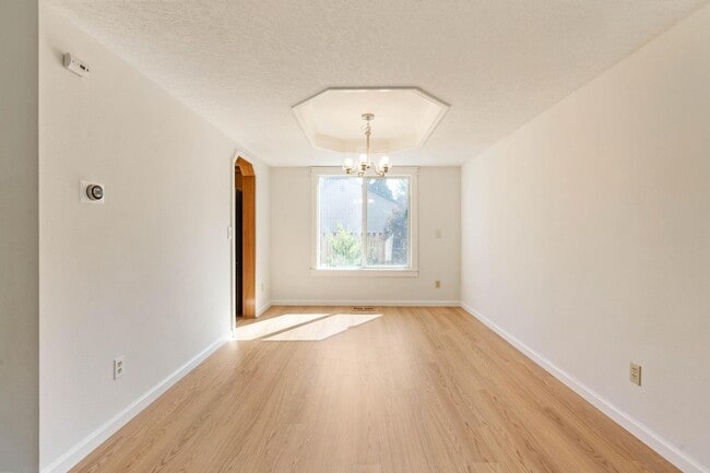 Building Photo - Comfortable 4-bdrm/2.5-bath home in Hillsb...