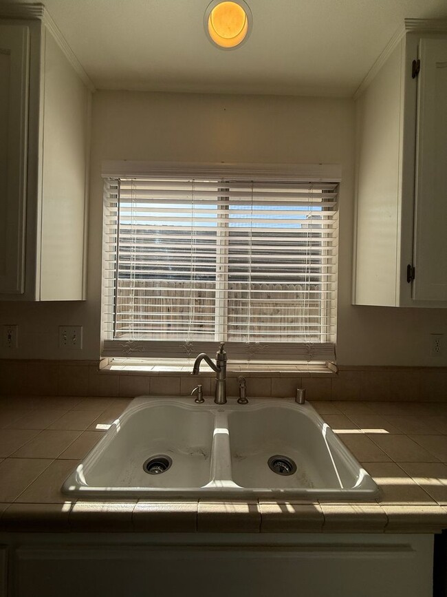 Building Photo - Rolling Hills Single Story Home Includes All Basic Utilities