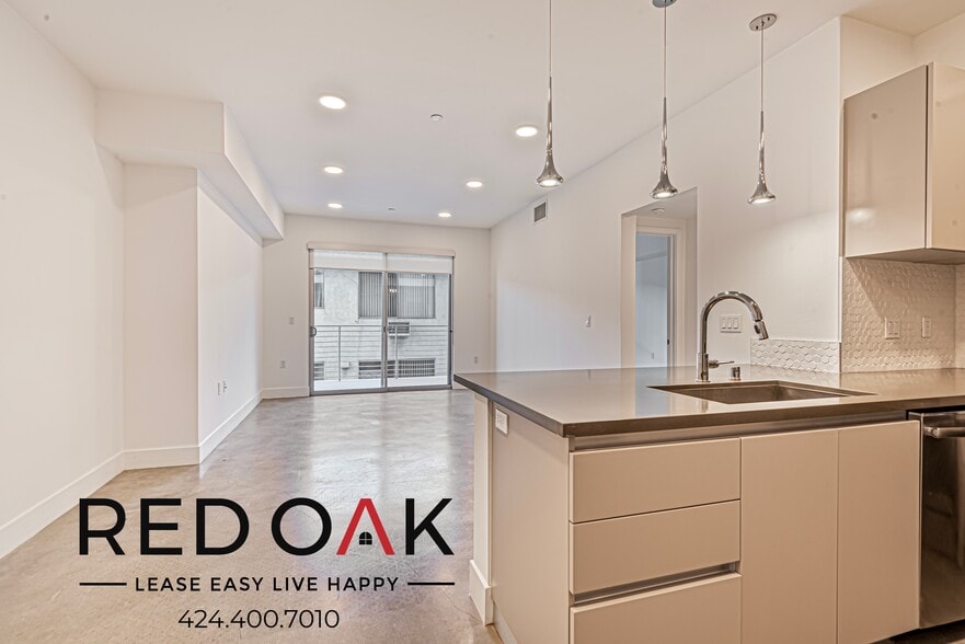 Building Photo - 453 S Kenmore Ave