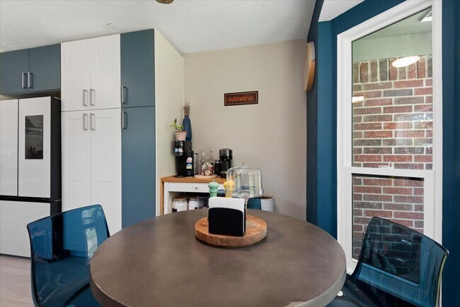 Building Photo - 88 W High Oaks Cir