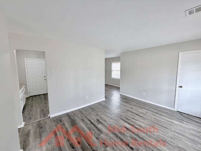 Building Photo - 1880 Willow Wood Ave