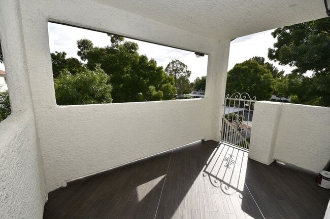 Building Photo - Stunning 2-Bedroom, 2-Bathroom Condo Located at The Lakes!