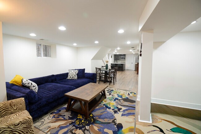 Building Photo - 4947 W Parker Ave