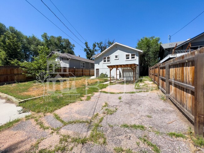 Building Photo - Downtown Bungalow with Large backyard