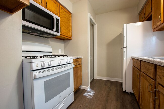 Building Photo - 3 Bedroom / 1 Bath Home with Fenced Backyard!