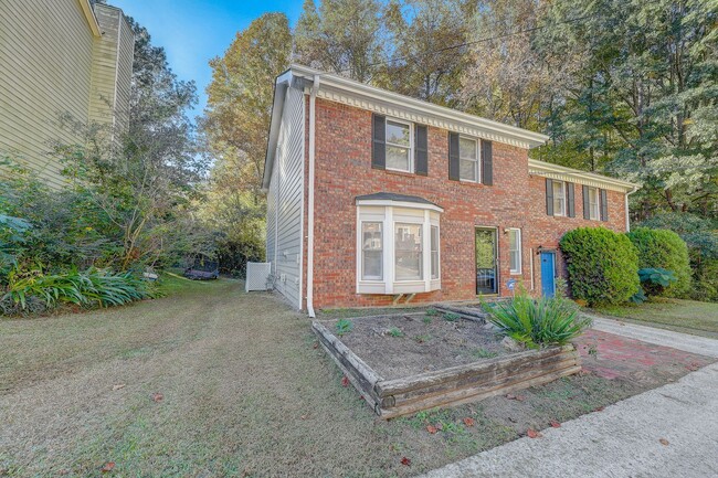 Building Photo - 3 bedroom End Unit Townhouse in Smyrna