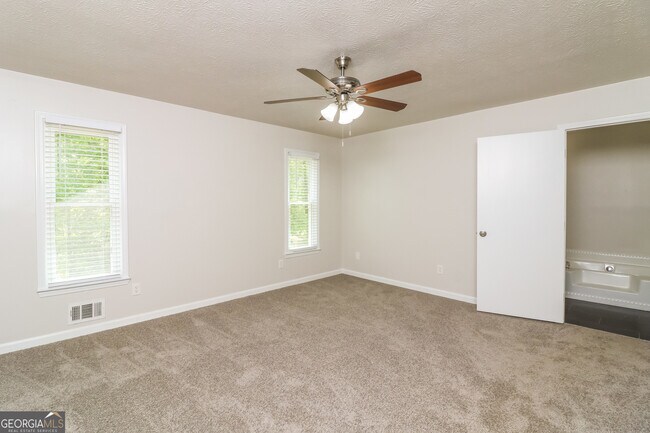 Building Photo - 400 Lake Swan Ct