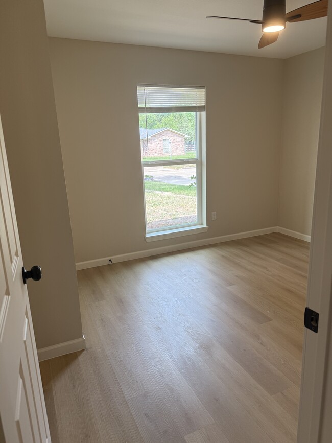 Building Photo - 1407 W Donovan St