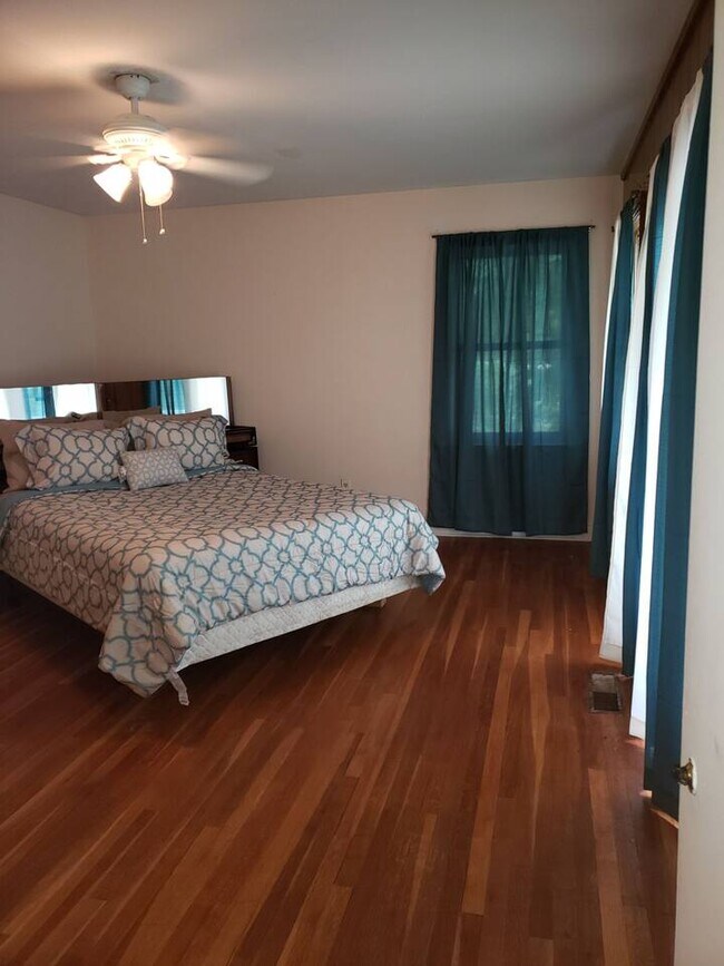 Building Photo - 5041 E Shore Dr