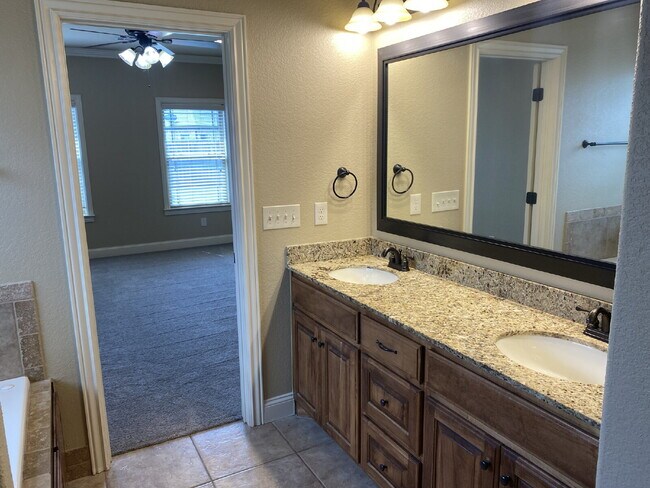 Building Photo - 6202 W Sage Dr