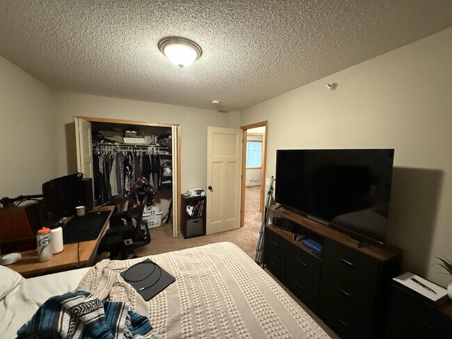 Building Photo - Roomy four-bed three-bath + loft townhome ...