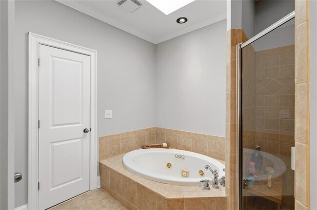 Building Photo - 372 Clifford Ave NE