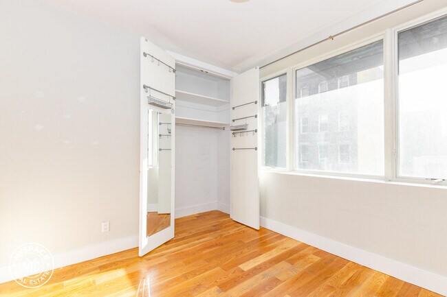 Building Photo - 98 Diamond St