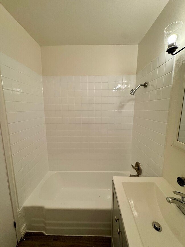 Building Photo - 17392 Queens Ln