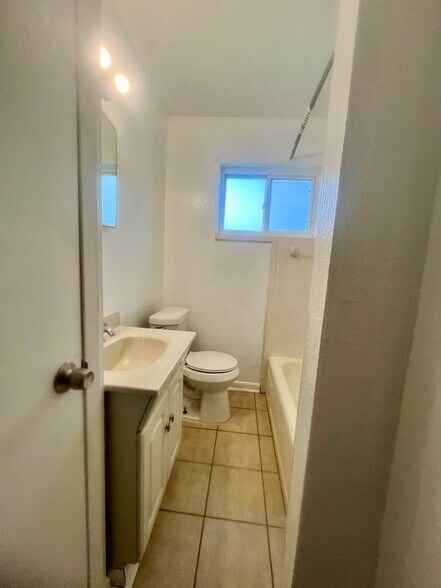 Building Photo - 240 Azalea Dr